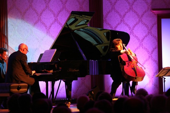 Das Duo Friedrich Kleinhapl (Klavier) und Andreas Woyke (Cello) brachten virtuos konzertanten Tango, bei dem südamerikanisches Temperament sich mit europäischen Tiefgang mischte.