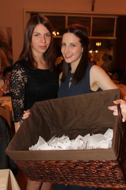 Carina Pokorny und Jasmin Dürauer (von links) verkauften erfolgreich Tombolalose