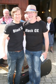 Thomas Strobl (rechts) der vor etwa 12 Jahren mit seiner Idee die Black OX Events initiiert hatte, kam mit Gesang und Gitarre, um Walter Kahri (links) zum runden Geburtstag zu gratulieren