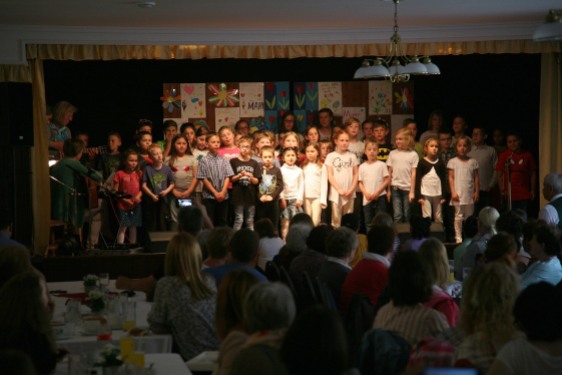 Mit einem gemeinsamen Lied beendeten die Kinder der Volksschule Perschling und der Musikschule das zweistündige Programm.