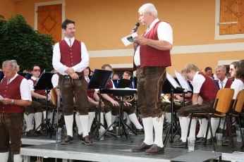 Bgm. Kapellmeister Andreas Kos (links) war nach dem Konzert erleichtert, Reinhard Breitner (rechts) lobte den Musikverein als "Aushängeschild" der Gemeinde
