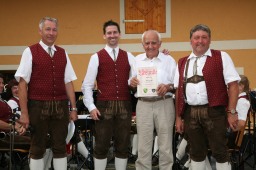 Marin Högl, Kapellmeister Andreas Kos, Adolf Breitner und Musikvereinsobmann Alois Siedl (von links) freuen sich über die 50-jährige Mitgliedschaft von Adolf Breitner