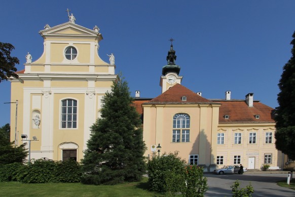 Pfarrkirche und Schloss Heiligenkreuz