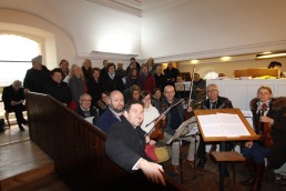 Chor und Orchester der Pfarre brachten am 25. Dezember unter der Leitung von Andreas Kos (Vordergrund) die Christkindlmesse von Ignaz Reimann zur Aufführung.
