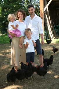 Birgit mit Tochter Eva, Sohn Daniel und Hannes Pickl (von links) im Freilandgehege ihrer 130 Hennen