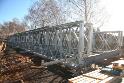 Die Ersatzbrücke wurde aus einzelnen Modulen passend zusammengesetzt und ist so vielseitig einsetzbar