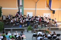 Konzert des Musikvereins Murstetten im Innenhof des Gemeindehauses